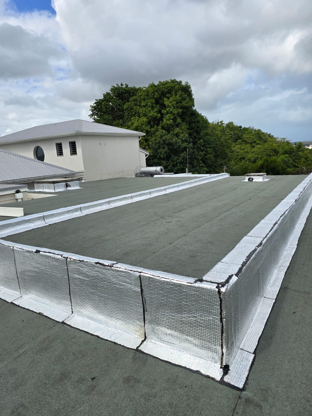 Chantier La Rénov' Box de toiture terrasse avec relevés d'étanchéité en Guadeloupe