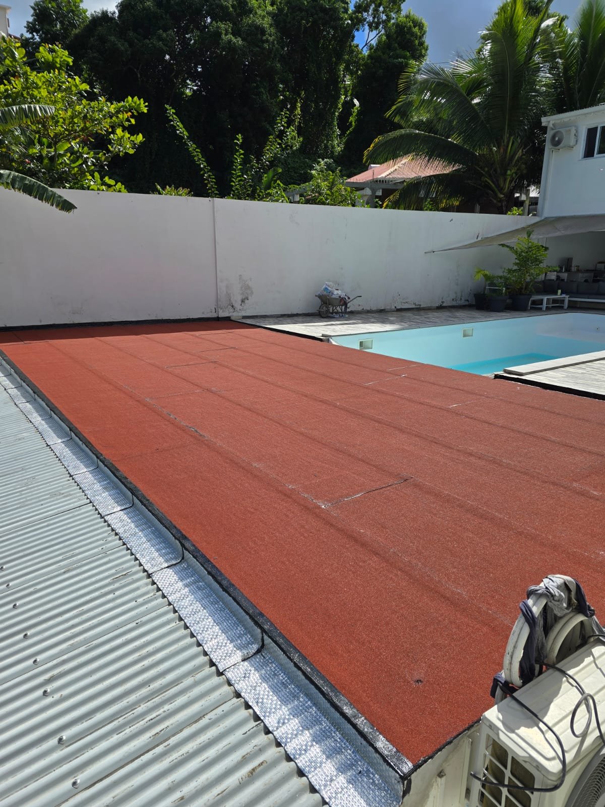 Membrane d'étanchéité terracotta autour d'une piscine en Guadeloupe