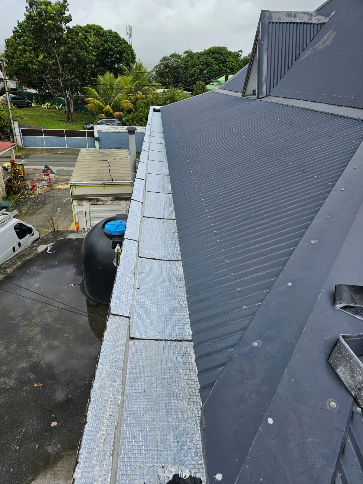 Détail de toiture grise avec traitement des rives