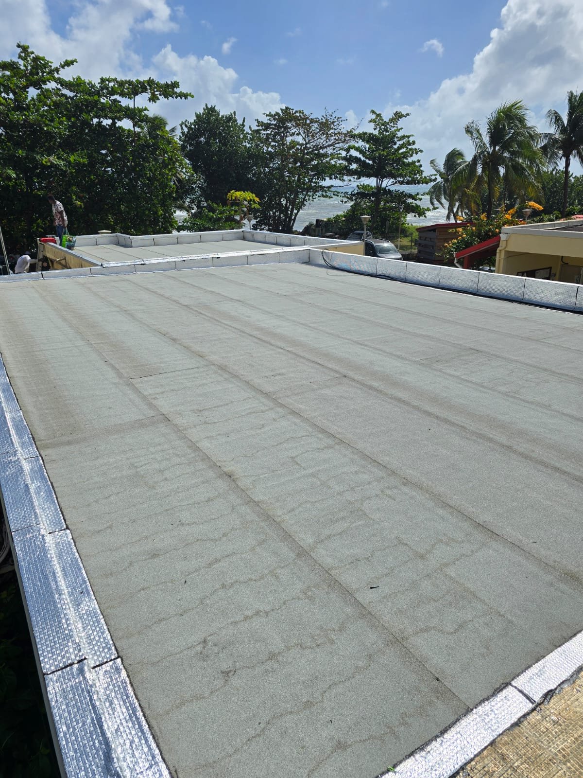 Toiture terrasse grise avec relevés d'étanchéité
